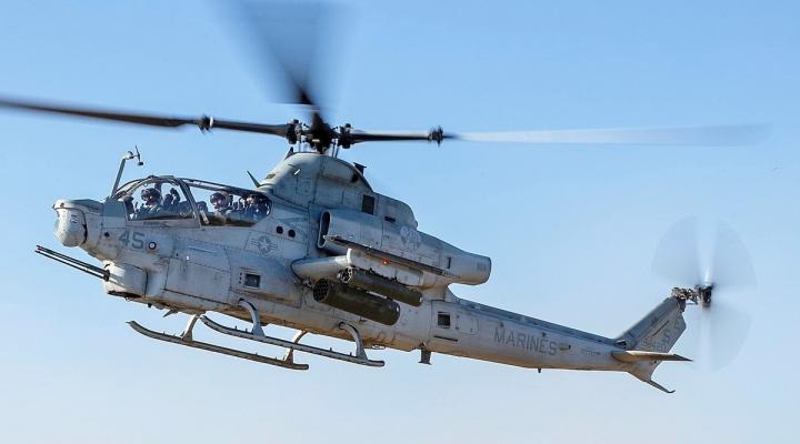 AH-1Z Viper należący do USA - w locie (fot. Lance Cpl. Clare J. McIntire, Domena publiczna, Wikimedia Commons)