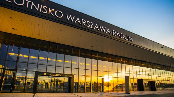 Lotnisko Warszawa-Radom - terminal - wejście - odloty (fot. DK, PPL)