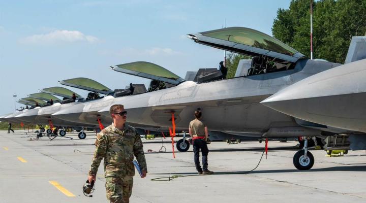Myśliwce F-22 Raptor na płycie lotniska w 32. Bazie Lotnictwa Taktycznego w Łasku (fot. 32. Baza Lotnictwa Taktycznego)