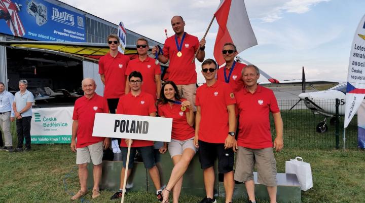 Polska ekipa z medalami na Mikrolotowych Mistrzostwach Świata FAI w czeskim Hosin (fot. Aeroklub Polski)