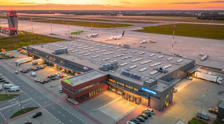 Port Lotniczy Katowice - widok z góry na terminal cargo, płytę i pas startowy (fot. Piotr Adamczyk)