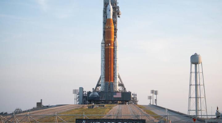 Rakieta Space Launch System i statek kosmiczny Orion w Kompleksie Startowym 39B w Centrum Kosmicznym Kennedy'ego na Florydzie w USA (fot. NASA)