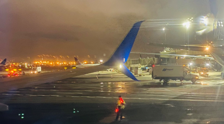 samolot United Airlines na lotnisku w Newark