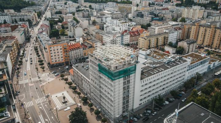 Wyniesione lądowisko dla śmigłowców ratunkowych powstaje na dachu Szpitala św. Wincentego a Paulo w Gdyni