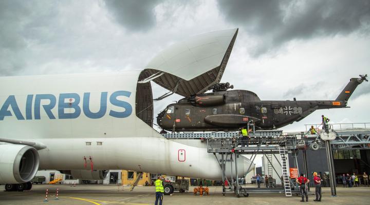 Śmigłowiec CH53 ładowany na pokład Belugi podczas testów przeprowadzonych w zakładzie Airbusa w Manching. (fot. Airbus Defence and Space GmbH 2022)