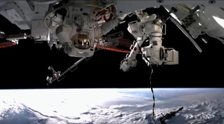 Chiński astronauta podczas spaceru kosmicznego przy stacji Tiangong (fot. kadr z filmu na youtube.com)