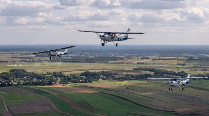 Fly Rajd - trzy samoloty w locie (fot. Navcom Systems Fly Flying Academy)