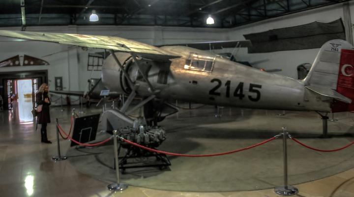 Jedyny zachowany egzemplarz PZL P.24 na ekspozycji w muzeum lotnictwa w Stambule (fot. Vtgbart, CC BY-SA 3.0, Wikimedia Commons)