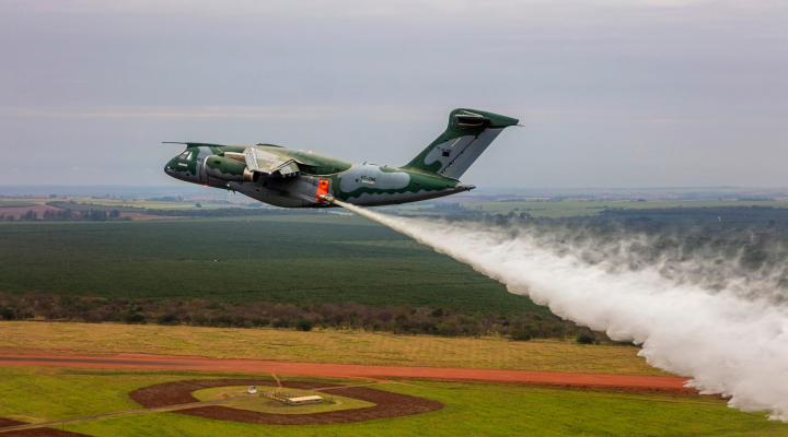Lot certyfikacyjny bombowca wodnego C-390 (fot. Embraer)