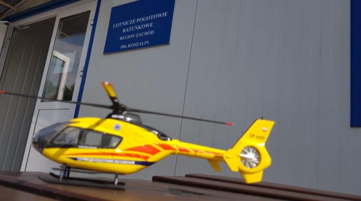 Model śmigłowca EC135 LPR przed bazą HEMS w Koszalinie (fot. Lotnicze Pogotowie Ratunkowe)