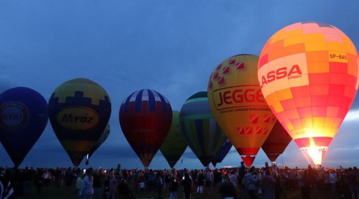 Nocny pokaz balonów w Lesznie, fot. Anna Maćkowiak