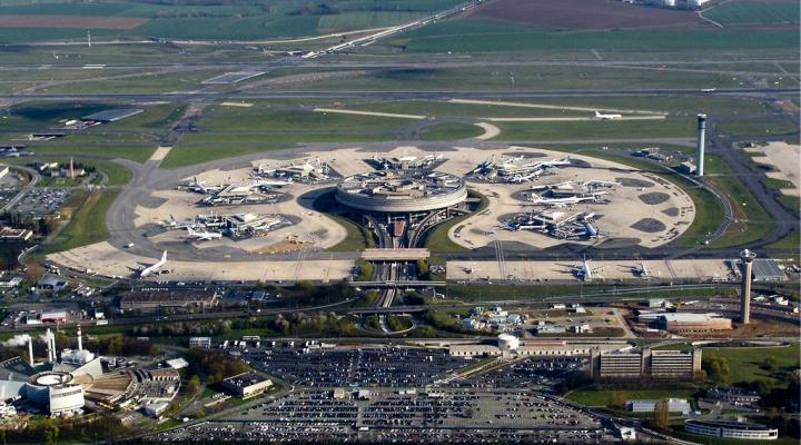 Port lotniczy Paryż-Roissy-Charles de Gaulle - Terminal 1 (fot. Dmitry Avdeev, CC BY-SA 3.0 GFDL 1.2, Wikimedia Commons)