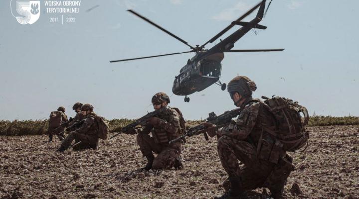 Trening żołnierzy WOT z użyciem śmigłowca Mi-8 (fot. Dowództwo Wojsk Obrony Terytorialnej)