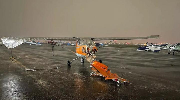 Uszkodzone samoloty na lotnisku North Perry Airport