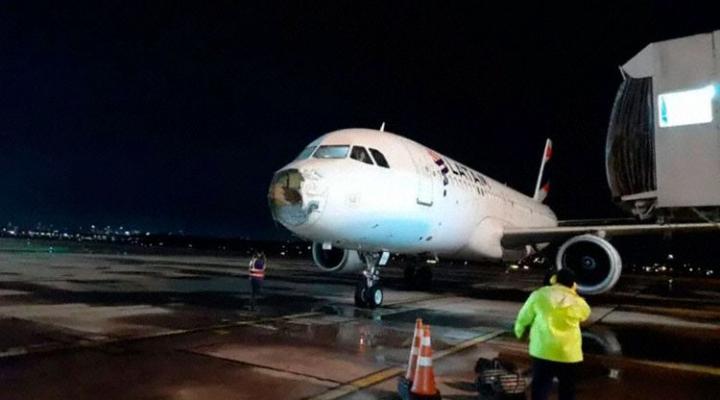 A320 linii LATAM uszkodzony przez burzę, fot. avherald