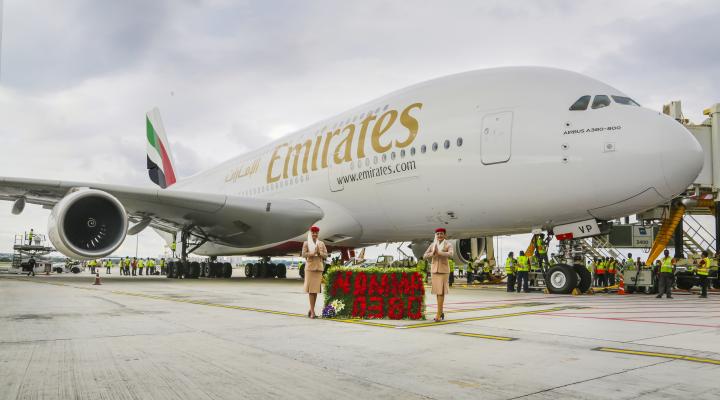 A380 linii Emirates na międzynarodowym lotnisku Kempegowda w Bengalurze - powitanie (fot. Emirates)