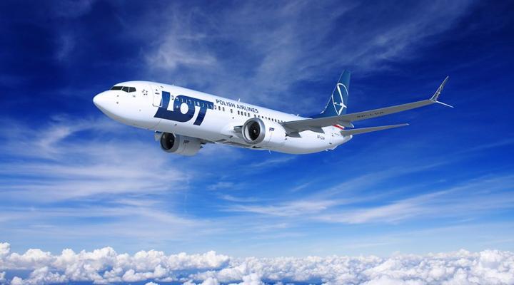 Boeing 737-8 MAX należący do PLL LOT nad chmurami (fot. lot.com)