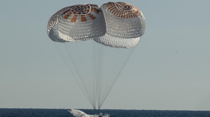 Kapsuła SpaceX Crew Dragon ląduje na Oceanie Atlantyckim u wybrzeży Jacksonville na Florydzie (fot. NASA, Bill Ingalls)