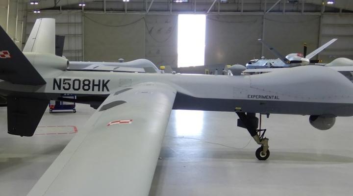 MQ-9A Reaper w hangarze z polskim oznakowaniem (fot. General Atomics)