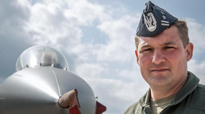 Płk pil. Michał Kras, pilot F-16 z 32 Bazy Lotnictwa Taktycznego, przy samolocie (fot. mjr Michał Kolad, 32 BLT)
