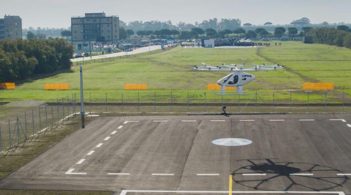 Pierwszy lot załogowy elektrycznego helikoptera miejskiego Volocopter na rzymskim lotnisku Fiumicino (fot. Volocopter)
