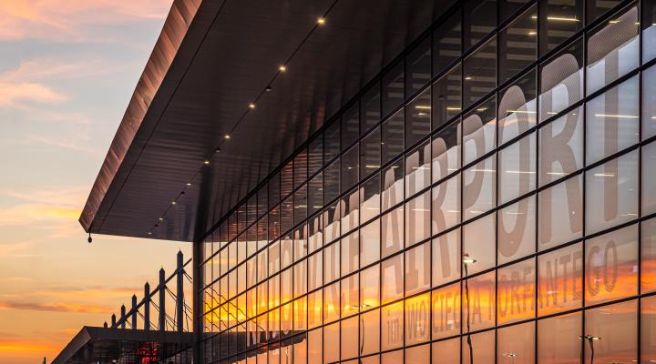 Port Lotniczy Katowice - terminal z bliska o zachodzie słońca (fot. Piotr Adamczyk)