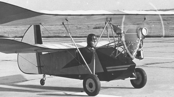 „Pchła nieba” na pasie startowym lotniska powidzkiego, w kabinie oblatywacz mjr Jerzy Lik.