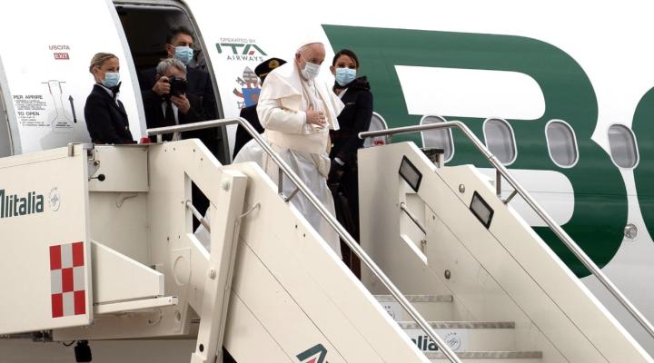 A320 linii ITA - Papież Franciszek wychodzi z samolotu (fot. Vatican News, Facebook)