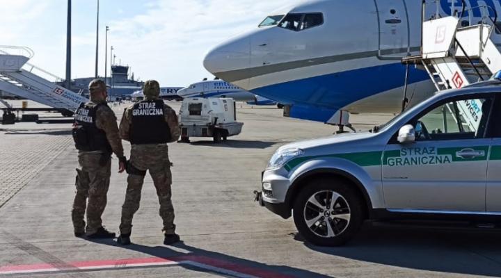 Funkcjonariusze Straży Granicznej na lotnisku w Katowicach-Pyrzowicach (fot. Śląski OSG)