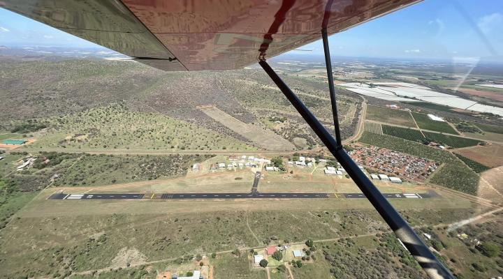 Lotnisko Brits Airfield - widok z samolotu (fot. Power and Rally Flying in South Africa - SAPFA, Facebook)