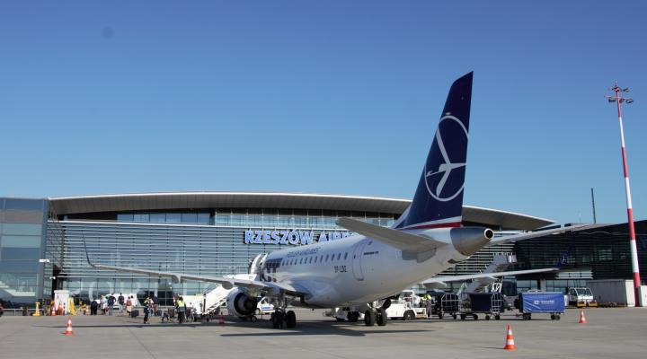 Port Lotniczy Rzeszów-Jasionka - samolot LOT-u na płycie przed terminalem (fot. Port Lotniczy Rzeszów-Jasionka)