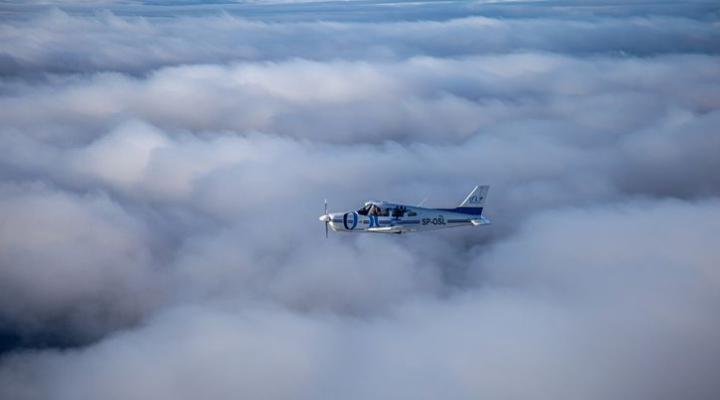 Samolot w locie nad chmurami - widok z boku (fot. Ośrodek Szkolenia Lotniczego)
