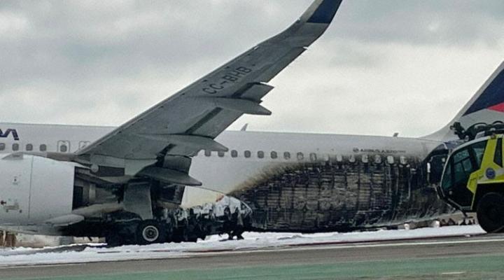 Uszkodzenia A320 linii LATAM po zderzeniu z wozem strażackim