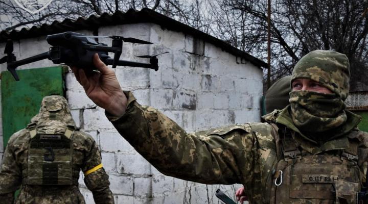Żołnierz ukraiński z załogi zwiadowczej lotniczej 36.OBMP z dronem w ręku (fot. Ministerstwo Obrony Ukrainy, Facebook)