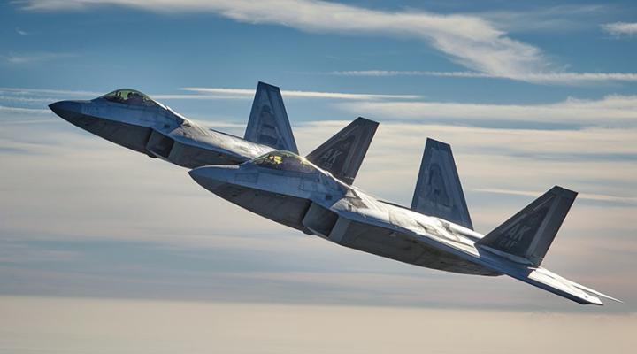 Dwa samoloty F-22 Raptor w locie - widok z bliska (fot. Piotr Łysakowski)