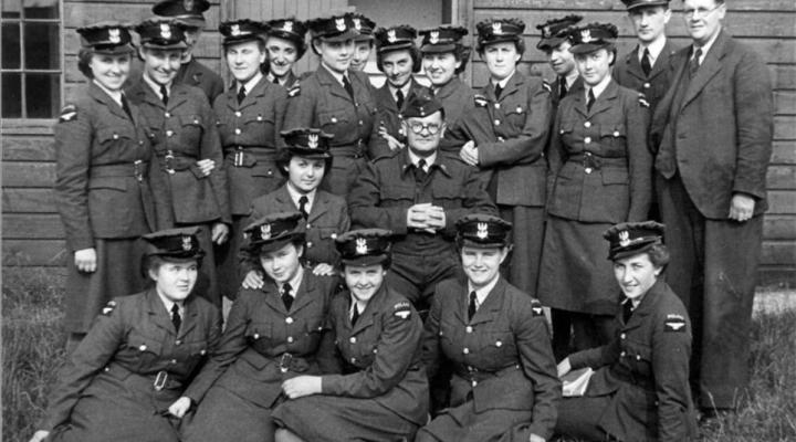 Grupka polskich dziewcząt sfotografowanych podczas kursu rekruckiego. Wilmslow, maj 1944 r. (fot. polishairforce.pl)