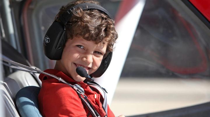 Młody uczestnik Programu Young Eagles w kabinie samolotu GA (fot. Brady Lane, EAA)