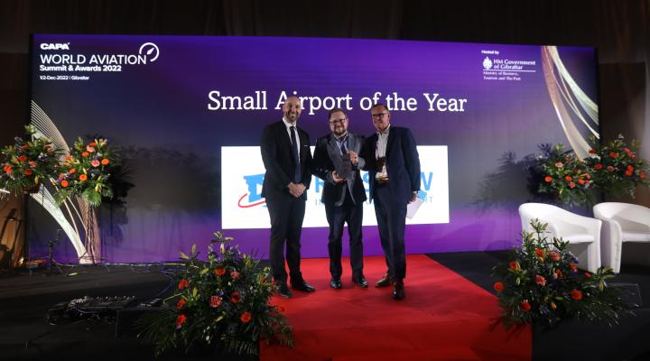 Michał Tabisz, wiceprezes portu lotniczego Rzeszów-Jasionka, odebrał nagrodę Mały Port Lotniczy roku 2022 podczas gali CAPA Awards for Excellence w Gibraltarze (fot. materiały prasowe CAPA)