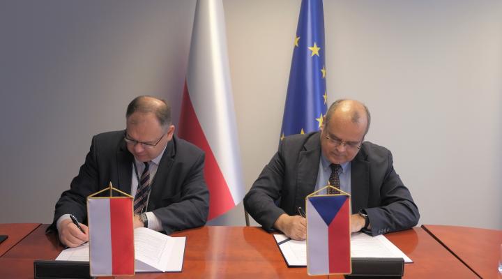 Podpisanie polsko-czeskiego porozumienia w sprawie wzajemnego uznawania zatwierdzeń typu dla ultralekkich samolotów (fot. ULC)