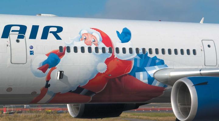 Samolot pasażerski w malowaniu świątecznym, fot. trade2win