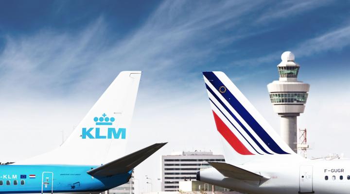 Samoloty Air France i KLM na lotnisku - wieża w tle (fot. Air France-KLM)