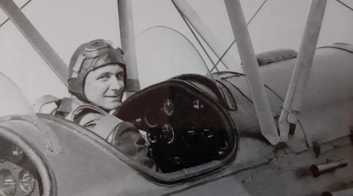 Tadeusz Gowkielewicz za sterami samolotu (fot. Aeroklub Warmińsko-Mazurski)