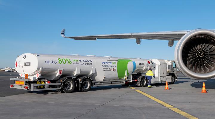 Tankowanie samolotu pasażerskiego zrównoważonym paliwem lotniczym SAF - Jet-A1 z cysterny Neste (fot. Airbus)