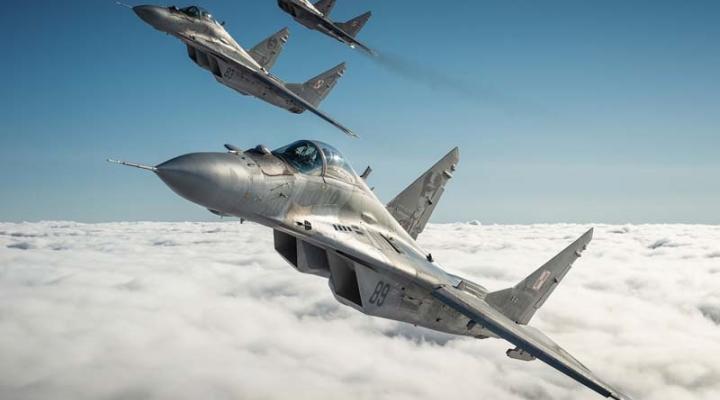 Trzy samoloty MiG-29 w locie nad chmurami (fot. Piotr Łysakowski)