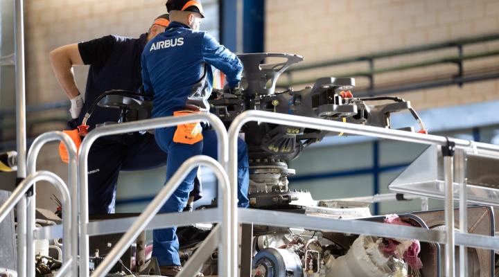 Airbus intensyfikuje poszukiwania nowych kadr, aby przygotować przyszłość lotnictwa - pracownicy AH (fot. Airbus)