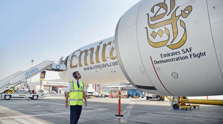 B777-300ER linii Emirates z jednym silnikiem zasilanym w 100% zrównoważonym paliwem lotniczym (SAF) (fot. Emirates)