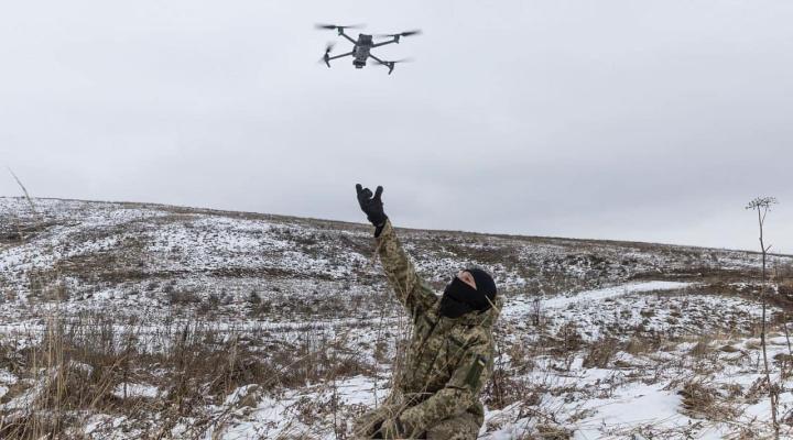 Dron w użyciu ukraińskiego żołnierza - zima (fot. Ministerstwo Obrony Ukrainy, Facebook)