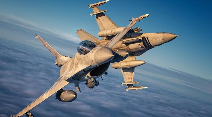 Dwa samoloty F-16 w locie - widok z bliska - rozejście (fot. Piotr Łysakowski)