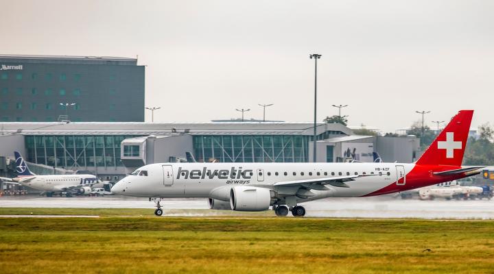Embraer 190-E2 Helvetic Airways i Embraer LOT-u na Lotnisku Chopina (fot. D.Kłosiński)