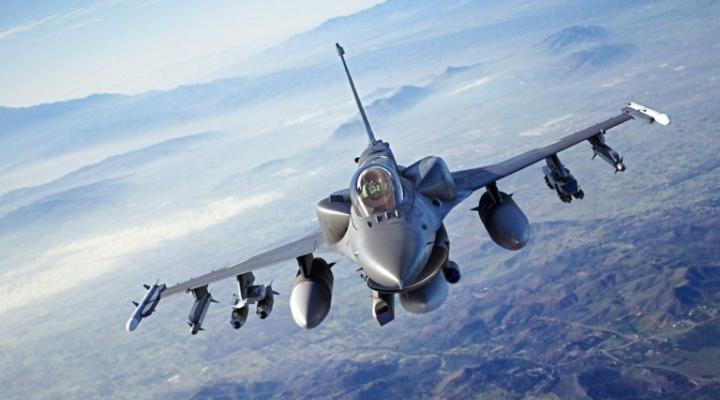 F-16 w locie - widok z przodu z bliska (fot. Lockheed Martin)